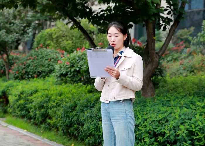 门诊部主任李俊睿代表裁判员进行宣誓发言