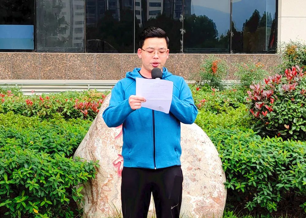 神经内科医师李露华代表运动员进行宣誓发言