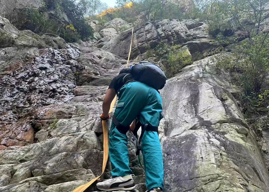 游客登山不走“寻常路”遇险，幸有“急诊绿”、“火焰蓝”翻山越岭紧急救援！