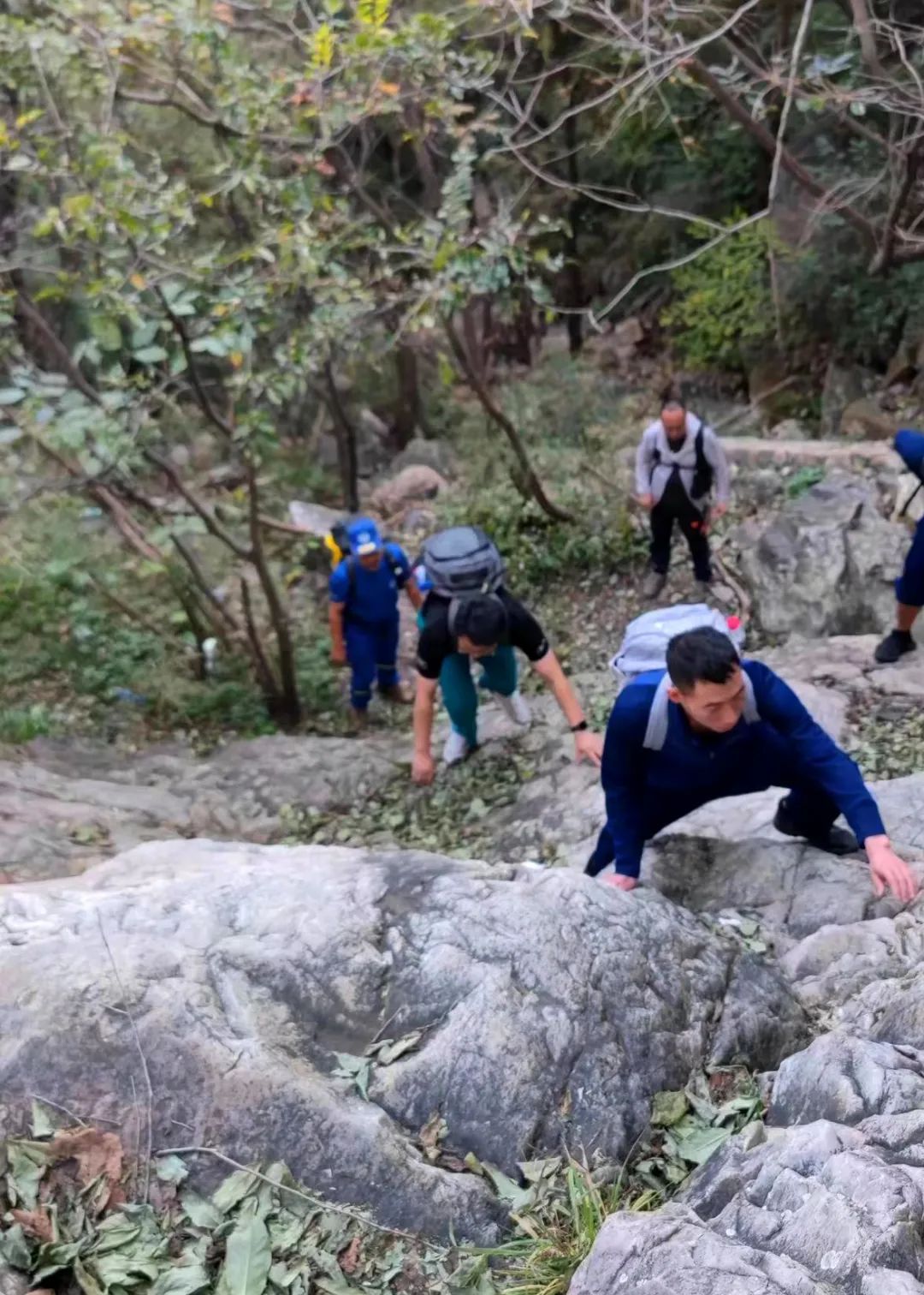 游客登山不走“寻常路”遇险，幸有“急诊绿”、“火焰蓝”翻山越岭紧急救援！