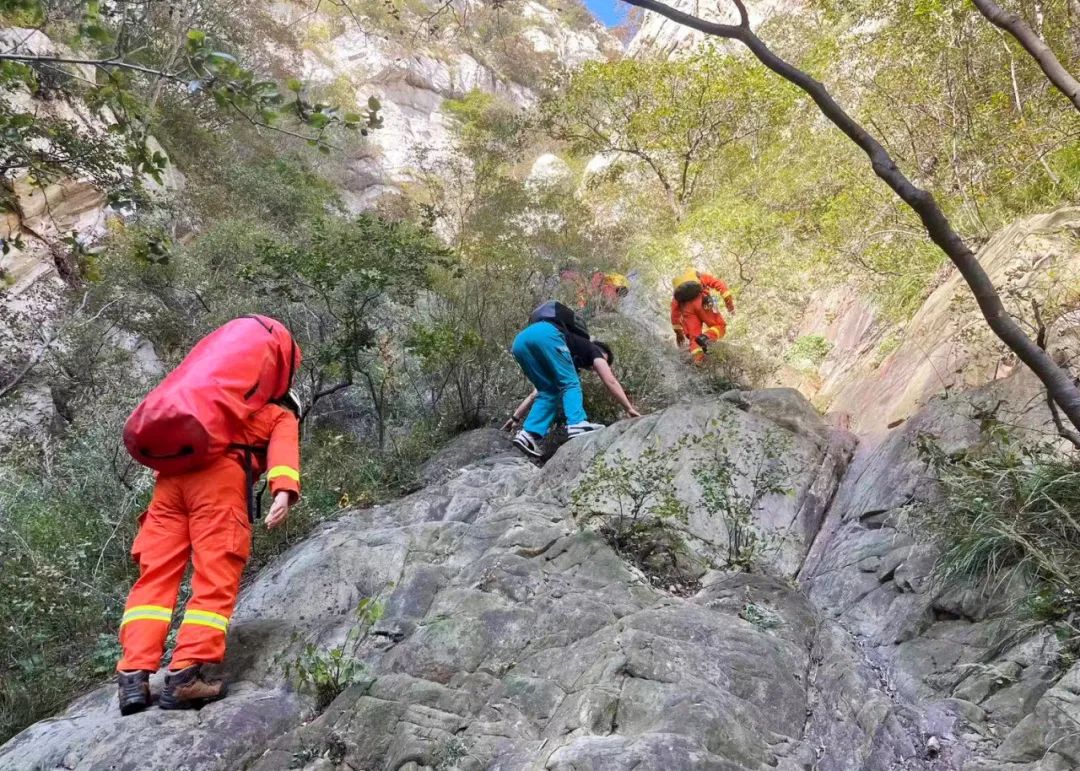 游客登山不走“寻常路”遇险，幸有“急诊绿”、“火焰蓝”翻山越岭紧急救援！